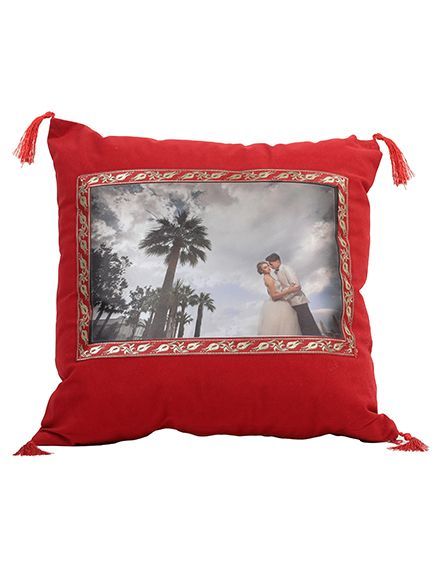 Fotoğraf Baskılı Püsküllü Kırmızı Yastık
